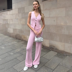 Completo in maglia rosa con top senza maniche e pantaloni a gamba larga a vita alta