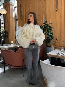 Chemisier chic blanc à col rond avec volants superposés et fleurs avec un jean