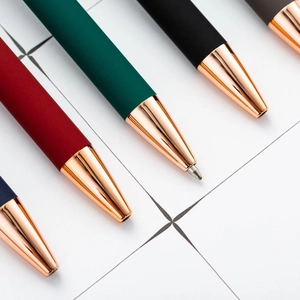 Stylo à bille rétractable en aluminium bleu, rouge, vert, noir avec détails or rose