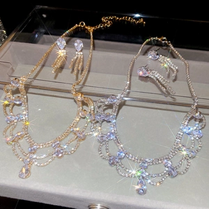 Dettaglio di set di gioielli di lusso in oro e argento con cristalli scintillanti in vetrina