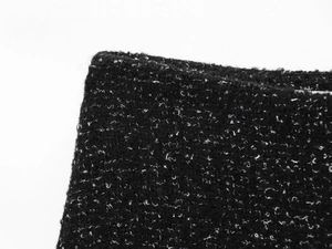 Vue macro de la texture du tissu en tweed noir et blanc pour tailleur-jupe