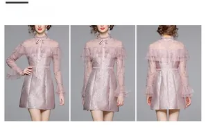 Vues détaillées d'une robe en tulle brodé rose avec col en dentelle et volants