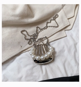 Nahaufnahme der silbernen Mini-Tasche in Muschelform mit Perlengriff und Kugelkette