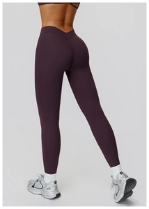 Vue détaillée du legging de yoga taille haute avec taille en V à l'arrière en violet mat
