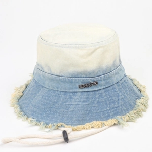 Bob en jean délavé avec dégradé bleu, bords effilochés et cordon coupe-vent réglable