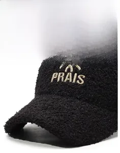 Détail de la casquette de baseball en sherpa noir avec broderie PRAIS de qualité