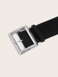Détail de la ceinture en daim noir avec boucle métallique carrée argentée mate