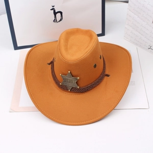 Klassischer Cowboyhut aus braunem Wildleder mit Sheriff-Stern und geflochtenem Seil