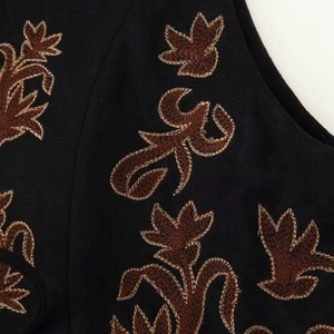 Gilet ethnique en daim noir pour femme avec broderie florale miroir et cordons de serrage