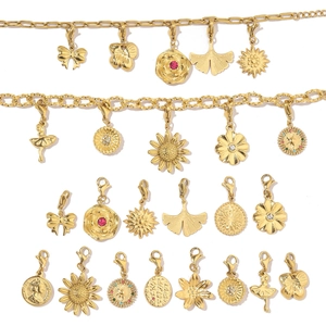 Vielzahl goldener Edelstahl-Anhänger mit Blumen und Schleifen mit Karabinerverschlüssen