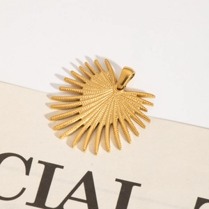 Pendentif vintage cœur et étoile en acier inoxydable doré sur fond papier