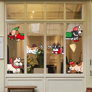 Vue détaillée d'autocollants de Noël pour fenêtres avec des chiens festifs sur verre