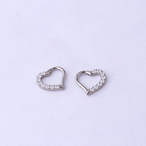 Piercing Daith a cuore in titanio G23 con zirconi cubici chiari e finitura argento