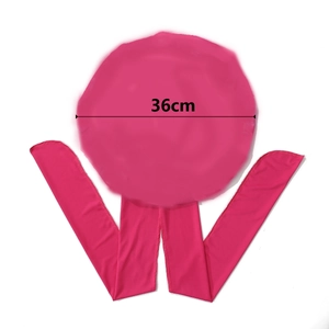 Dettaglio che mostra il diametro di 36cm della cuffia in raso rosa con lunghi nastri larghi