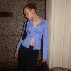 Dettaglio camicia a righe verticali blu a maniche lunghe con vestibilità slim fit