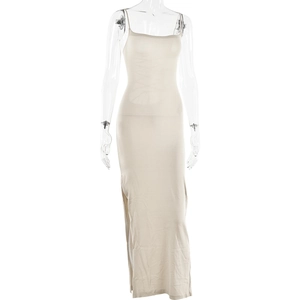 Détail de la robe caraco beige dos nu avec une coupe ajustée et une fente latérale