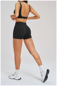 Detail der schwarzen High-Waist Gym-Shorts mit Seitentaschen und Criss-Cross-Sport-BH
