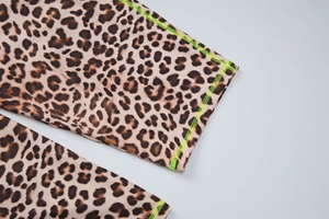 Gros plan du short de yoga léopard avec coutures vert fluo et texture en maille