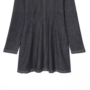Mini robe en jean bleu foncé pour femmes avec coutures contrastées sur tissu sergé