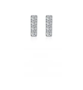 Gros plan de boucles d'oreilles rectangulaires en argent avec cinq diamants moissanite
