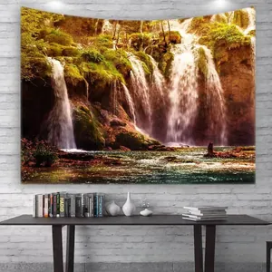 Détail d'une grande tapisserie murale avec cascade de forêt sur un mur de briques blanches