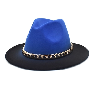 Détail du chapeau fedora bicolore bleu et noir avec chaîne métallique dorée décorative
