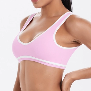 Gros plan du soutien-gorge de sport rose avec passepoil contrasté pour le yoga et fitness
