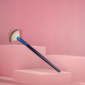 Dettaglio pennello trucco a ventaglio blu metallizzato con setole sintetiche bicolore