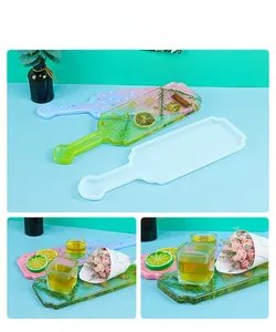 Silikonform für Harz-Tabletts mit Beispielstücken aus Trockenblumen und Fruchtmotiven