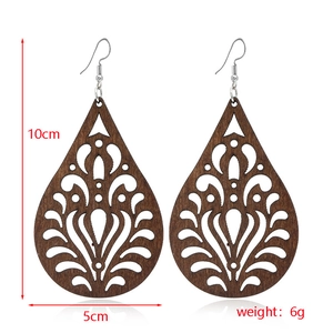 Boucles d'oreilles pendantes en bois marron avec motifs ethniques et crochets argent