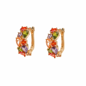 Boucles d'oreilles dorées avec cristaux de zircon colorés taille poire sur fond blanc