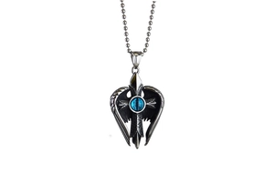Vue détaillée du pendentif croix aile d'ange en acier argenté avec œil bleu