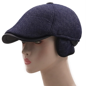 Casquette homme bleu marine à carreaux avec cache-oreilles et bordure en cuir brun