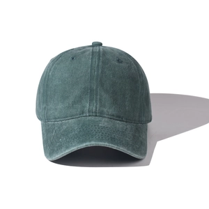 Détail d'une casquette de baseball en coton lavé vert foncé avec finition vintage