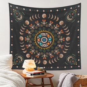 Detailansicht eines böhmischen Mandala- und Mondphasen-Wandteppichs in gemütlicher Umgebung