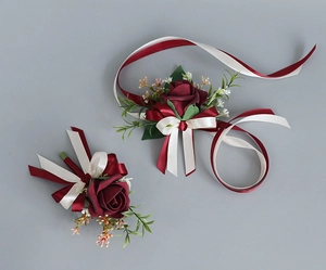 Détail de la boutonnière et du corsage en rose PE bordeaux avec rubans en satin crème