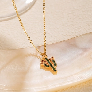 Collana cactus placcata in oro con cristalli verdi e dettagli rossi su catena