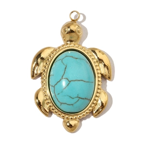 Détail du pendentif tortue avec incrustation de turquoise et finition or poli