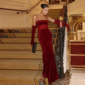 Détail de la robe de soirée en velours rouge avec bordure en dentelle et gants longs
