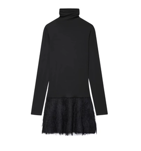 Dettaglio elegante vestito a maniche lunghe a collo alto con frange nere e taglio aderente