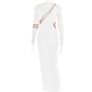 Détail d'une robe moulante blanche à manches longues avec empiècements en mesh transparent