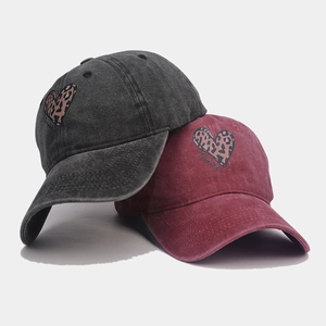 Vintage Baumwoll-Baseballkappen mit Leoparden-Herz-Stickerei in Burgunderrot und Dunkelgrau