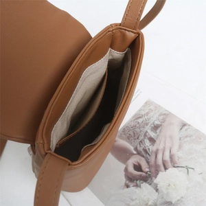 Détail de l'intérieur d'un sac en cuir marron montrant la doublure et la poche interne