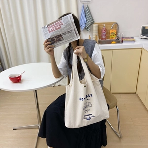 Détail du sac cabas en toile blanc cassé avec lapin mignon et imprimé bleu LOVBLE
