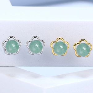 Elegant flower-shaped S925 silver earrings with green aventurine in gold and silver finish