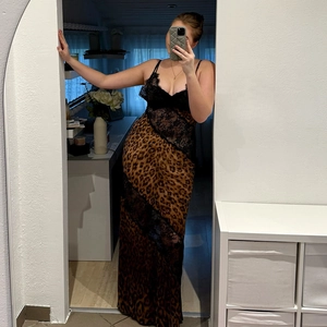 Robe longue léopard sexy avec décolleté en V profond et détails en dentelle noire