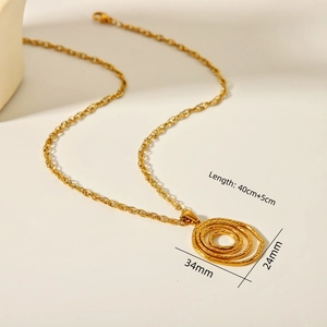 Vue détaillée du pendentif spirale dorée à triple boucle avec taille de chaîne