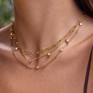Collier à trois rangs en acier inoxydable plaqué or 18 carats avec maille trombone et zircons
