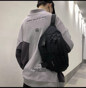 Dettaglio della borsa tattica da petto in nylon nero con tracolla regolabile e tasche