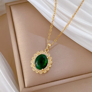 Collana vintage in oro con gemma verde ovale e zirconi su seta color champagne
